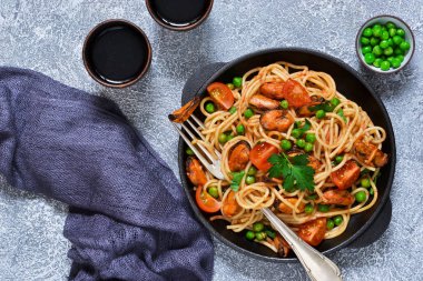 Domates, yeşil bezelye ve midye makarna