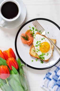 Yatakta ev yapımı kahvaltı. Yumurta ve somon tost