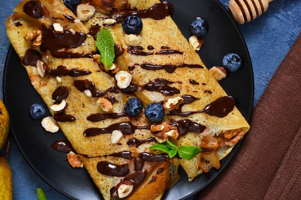 Pancake tipis buatan sendiri dengan pir karamel, saus coklat — Stok Foto