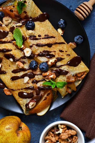 Pancake tipis buatan sendiri dengan pir karamel, saus coklat — Stok Foto