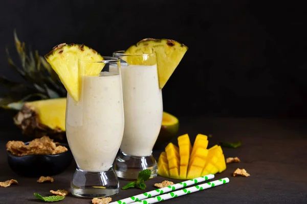 Mjölk cocktail med vaniljglass, ananas och mango — Stockfoto