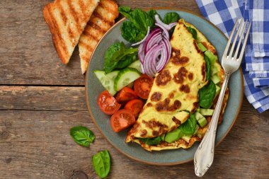Omlet avokado, ıspanak ve sebze ile