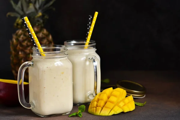 Detox drink. Napój lato - jogurt smoothies, ananas — Zdjęcie stockowe