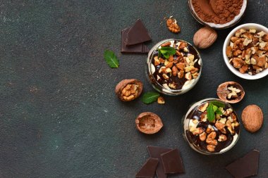 Vanilyalı krema, tanımlama bilgileri, Kuru erik ve fındık ile ev yapımı bir tatlı.