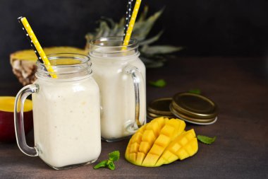 İçki detoks. Yaz içeceği - yoğurt smoothies, ananas ve mango.