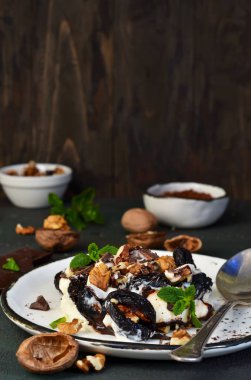 Kuru erik, tarihleri, fındık ve çikolata beton yeşil zemin üzerine yoğurt üzerinden Servis Kahvaltı.