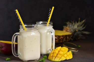 İçki detoks. Yaz içeceği - yoğurt smoothies, ananas ve mango.
