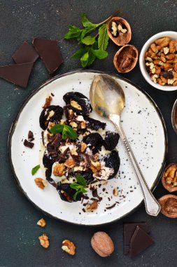 Kuru erik, tarihleri, fındık ve çikolata beton yeşil zemin üzerine yoğurt üzerinden Servis Kahvaltı.