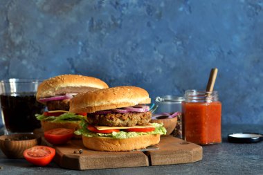 Et, peynir ve soslu ev yapımı hamburger. 