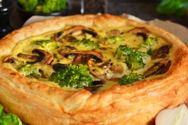 Mantarlı kiş, soğan ve brokoli. 