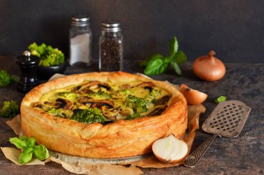 Mantarlı kiş, soğan ve brokoli. 