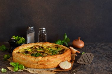 Mantarlı kiş, soğan ve brokoli. 