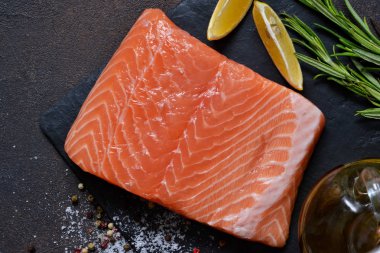 Çiğ balık somonu fileto pişirmek için hazır. Yukarıdan görüntüle.