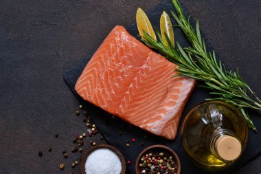 Çiğ balık somonu fileto pişirmek için hazır. Yukarıdan görüntüle.