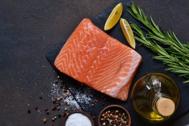 Çiğ balık somonu fileto pişirmek için hazır. Yukarıdan görüntüle.