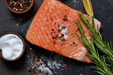 Çiğ balık somonu fileto pişirmek için hazır. Yukarıdan görüntüle.