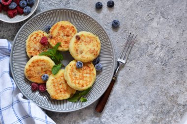 Kahvaltıda böğürtlenli peynirli kek ve bal. 