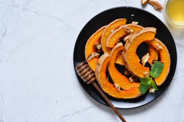 Ballı ve biberiyeli balkabağı 