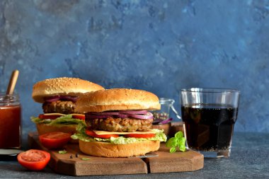 Et, peynir ve soslu ev yapımı hamburger. 