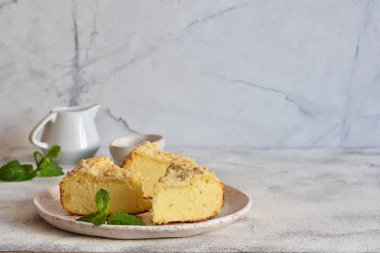 Limonlu cheesecake ve gri beton arka planda armut.. 