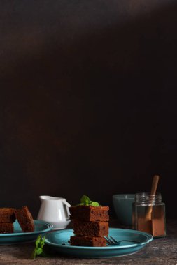 Çikolatalı kek - mavi tabakta klasik bir Amerikan tatlısı.