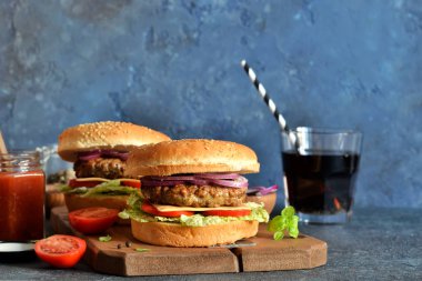 Et, peynir ve soslu ev yapımı hamburger. 