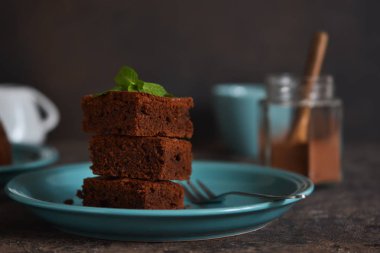 Çikolatalı kek - mavi tabakta klasik bir Amerikan tatlısı. 