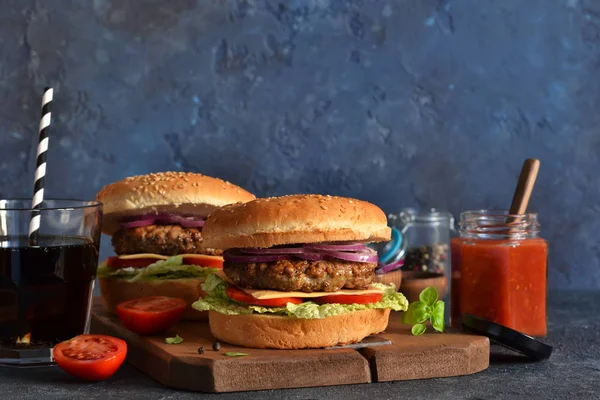 Hamburguesa casera con carne de res, queso y salsa en un bac concreto — Foto de Stock