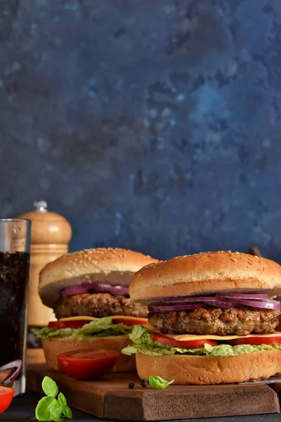 Hamburguesa casera con carne, queso y salsa — Foto de Stock