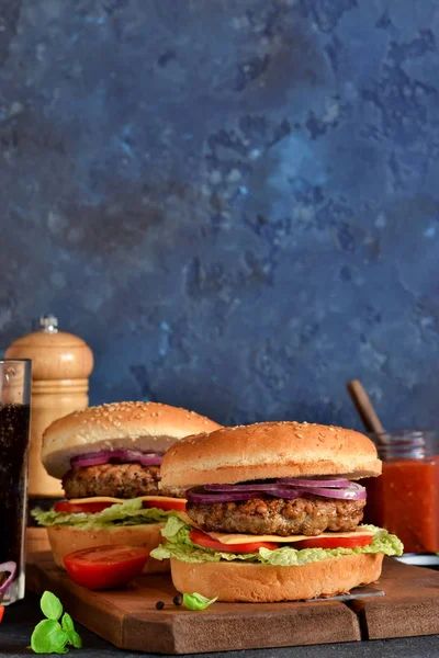 Hamburguesa casera con carne, queso y salsa — Foto de Stock