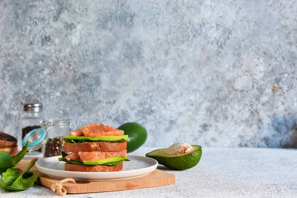 Сэндвич с ржаным хлебом с авокадо и лососем. Горизонталь . — стоковое фото