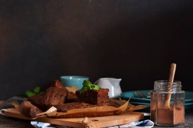 Brownie, üzerinde çikolata olan klasik bir Amerikan pastası.