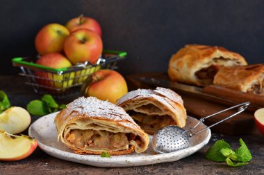 Tarçınlı, fındıklı ve kuru üzümlü elmalı turta. 
