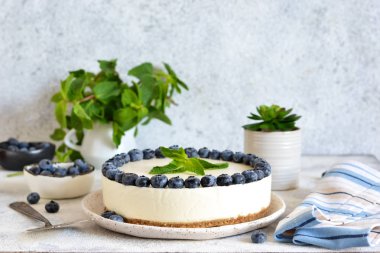 Mutfak masasında klasik yaban mersinli kek.. 