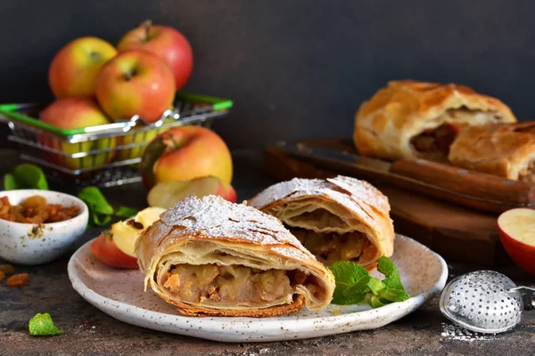 Strudel di mele con cannella, noci e uva passa — Foto Stock