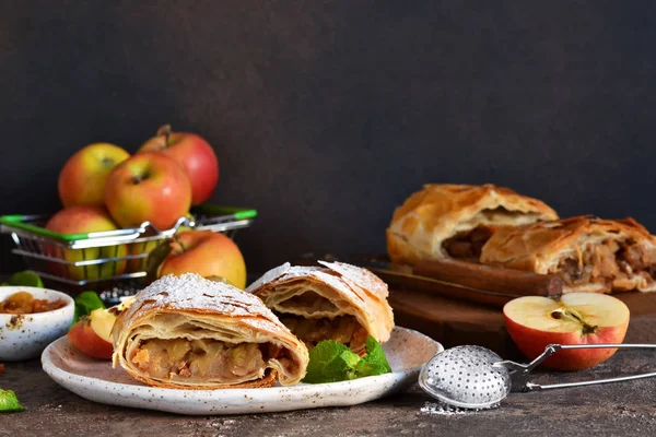 Äpple strudel med kanel, nötter och russin — Stockfoto