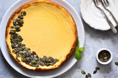 Beton zeminde balkabaklı cheesecake. Yukarıdan görüntüle.