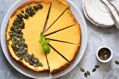 Beton zeminde balkabaklı cheesecake. Yukarıdan görüntüle.