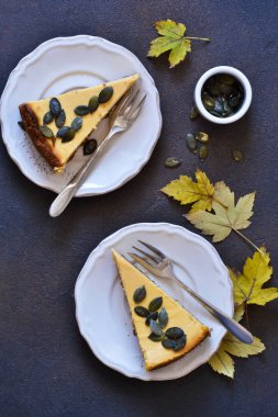 Beton zeminde balkabaklı cheesecake. Yukarıdan görüntüle.
