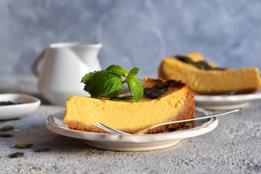 Çekirdekli balkabaklı cheesecake dilimi 