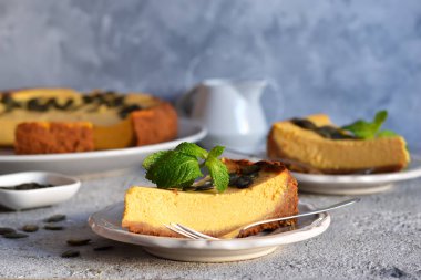 Çekirdekli balkabaklı cheesecake dilimi 