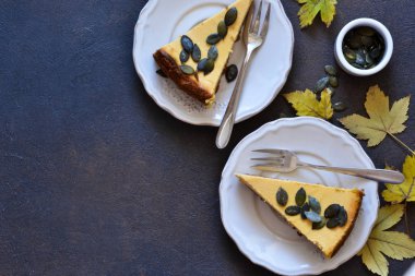 Beton zeminde balkabaklı cheesecake. Yukarıdan görüntüle.