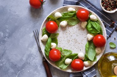 Bebek mozapela ve kiraz domatesli klasik caprese salatası.. 