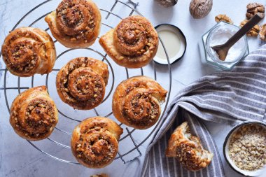 Tarçınlı salyangoz çörekleri ve beton arka planda fındıklar..