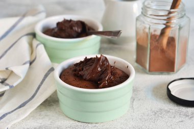 Beton arka planda kremalı çikolatalı şekerleme..