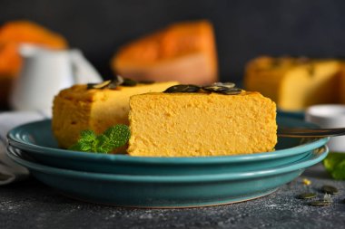 Beton kaplamalı balkabaklı cheesecake. Yatay fo