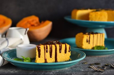 Beton kaplamalı balkabaklı cheesecake. Yatay fo