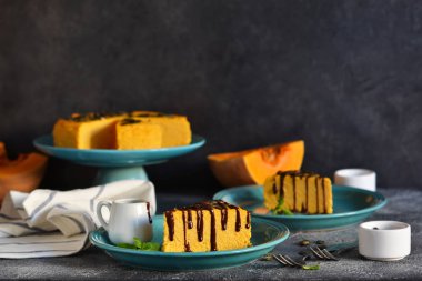 Çikolata soslu balkabaklı cheesecake 