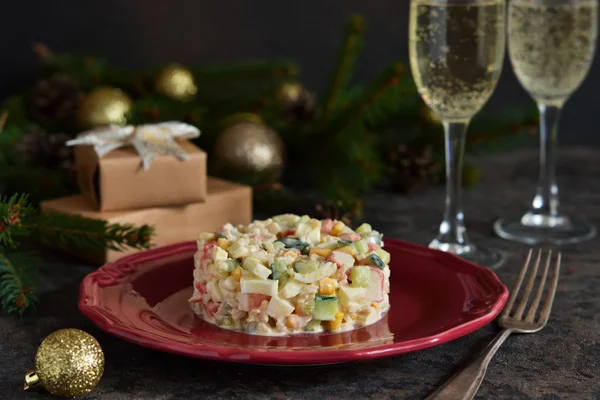 Salada de Natal de Ano Novo com caranguejo e milho na mesa. Horizontes — Fotografia de Stock