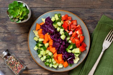 Sebze koçanlı salata, salatalık, biber, ıspanak.